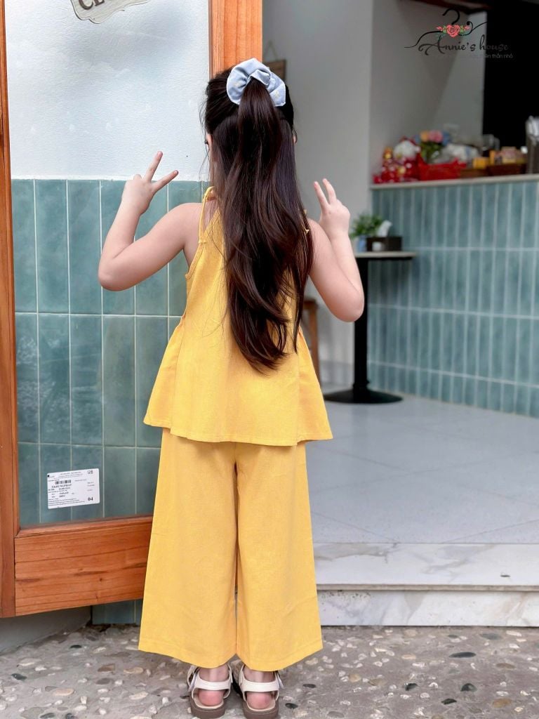  Mai Hạ Set – Set yếm linen xếp pli cao cấp cho bé gái - Vàng 