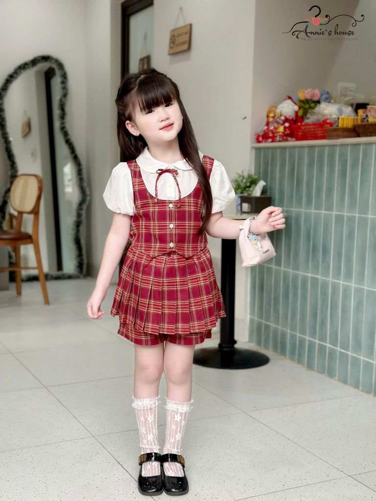  Holly Set – Áo sơ mi cổ búp bê phối gile caro đỏ, quần xếp li năng động 