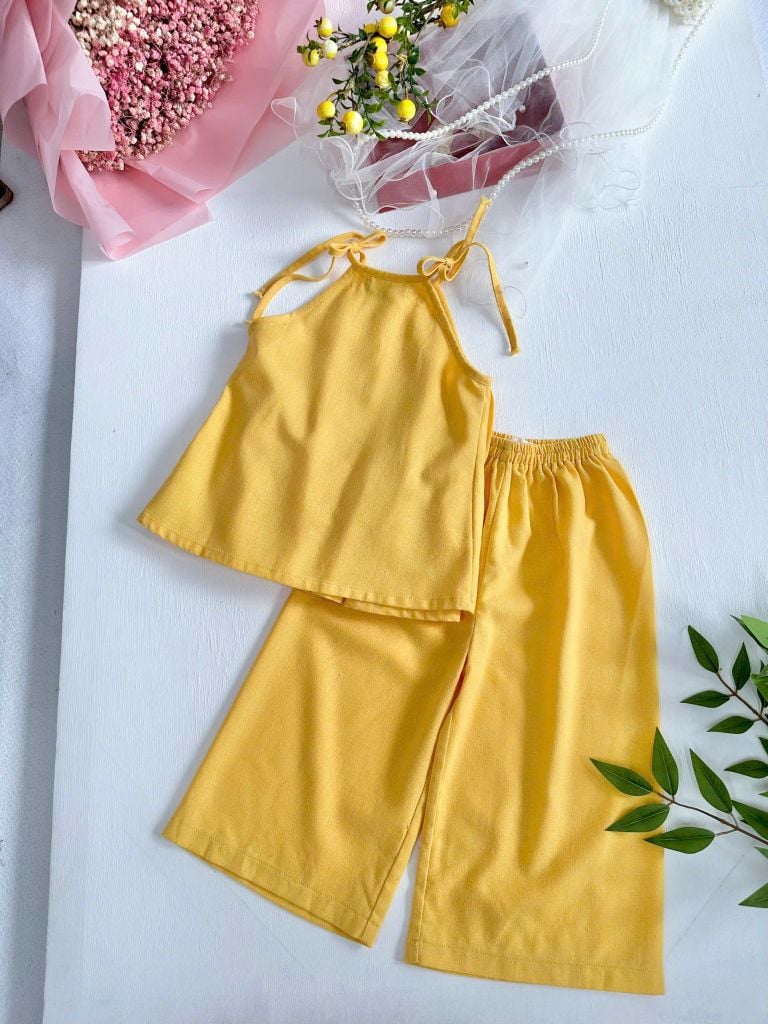  Mai Hạ Set – Set yếm linen xếp pli cao cấp cho bé gái - Vàng 