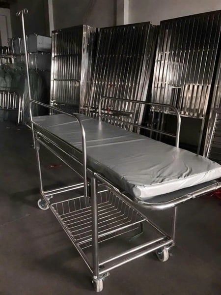 Xe băng ca bánh xe lớn có khóa phi 32+rổ để đồ+cây treo nước