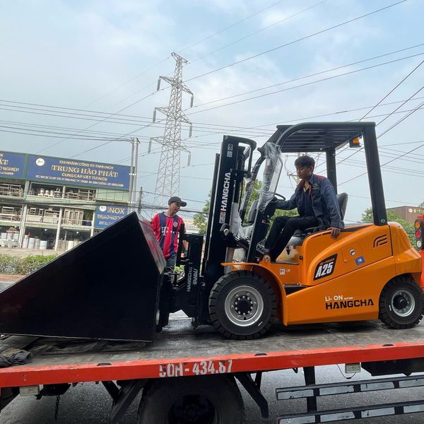 bộ công tác gầu xúc trên xe nâng