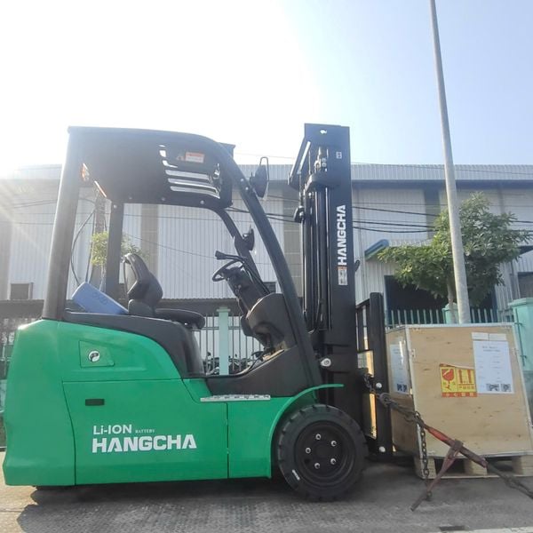 Xe nâng điện 2 tấn 3 bánh Hangcha là dòng xe nâng điện ngồi lái