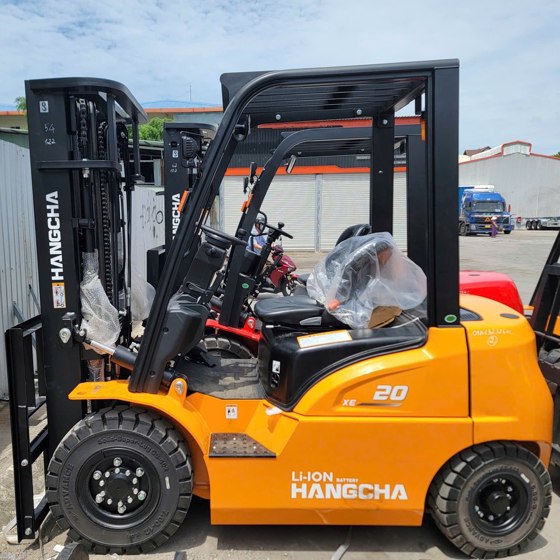  Xe Nâng Điện Lithium 2 Tấn Dòng XE – Hiệu Suất Cao, Sạc Nhanh, Giá Tốt 