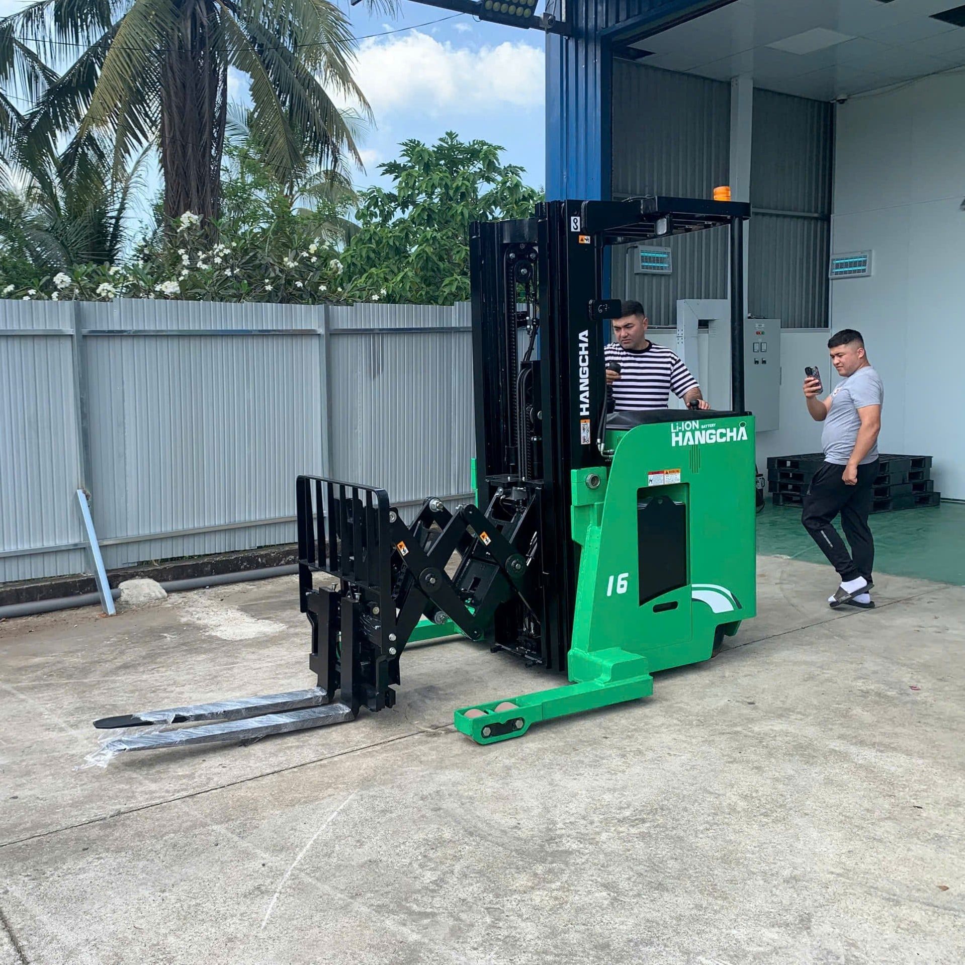  Xe Nâng Điện Lithium Reach Truck Double Deep 1.6 Tấn Đứng Lái Hangcha 