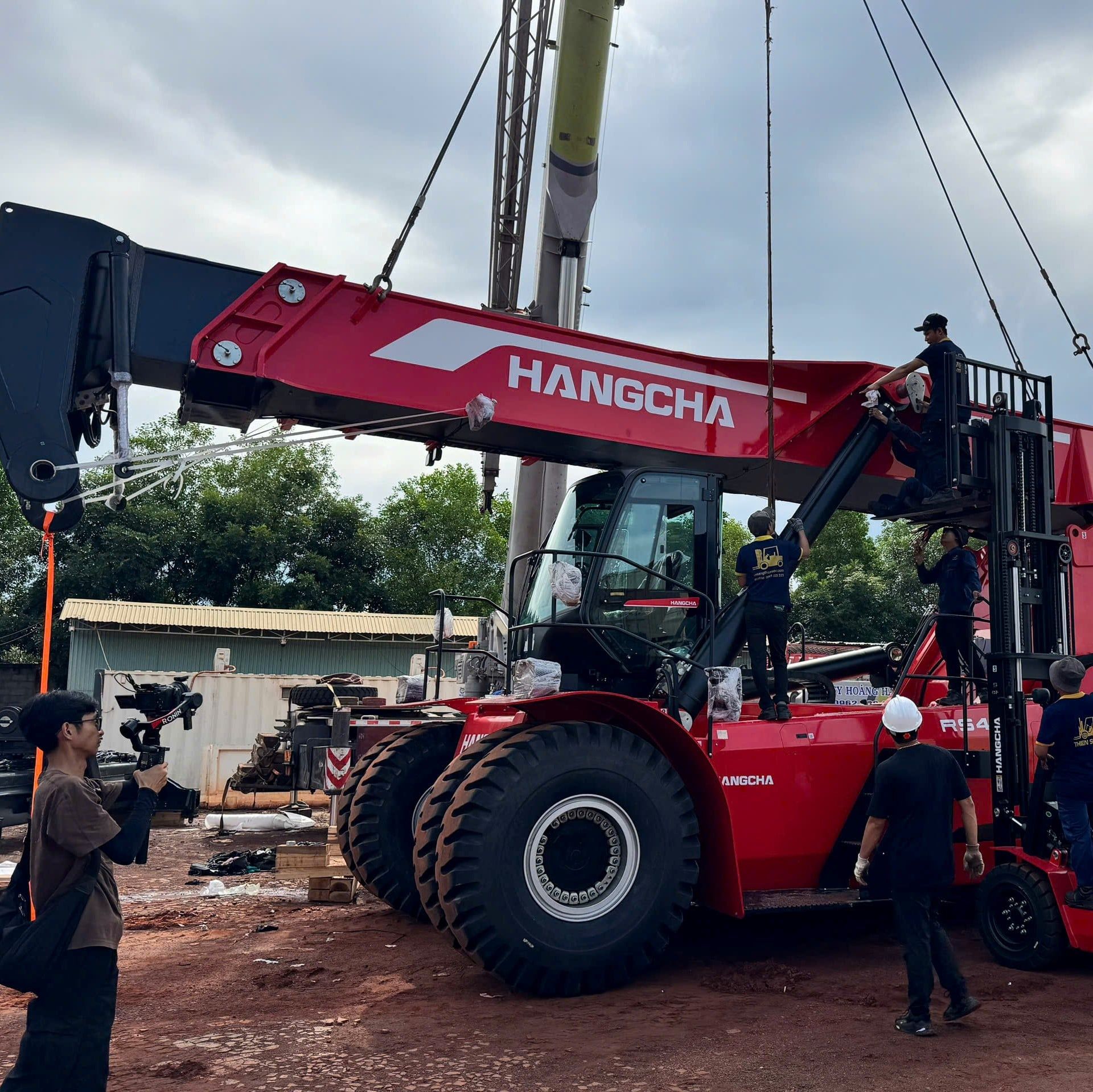  Xe Nâng Gắp Cont 45 Tấn - Mạnh Mẽ - Bền Bỉ - Bảo Hành Lâu Dài - Giá Tốt 