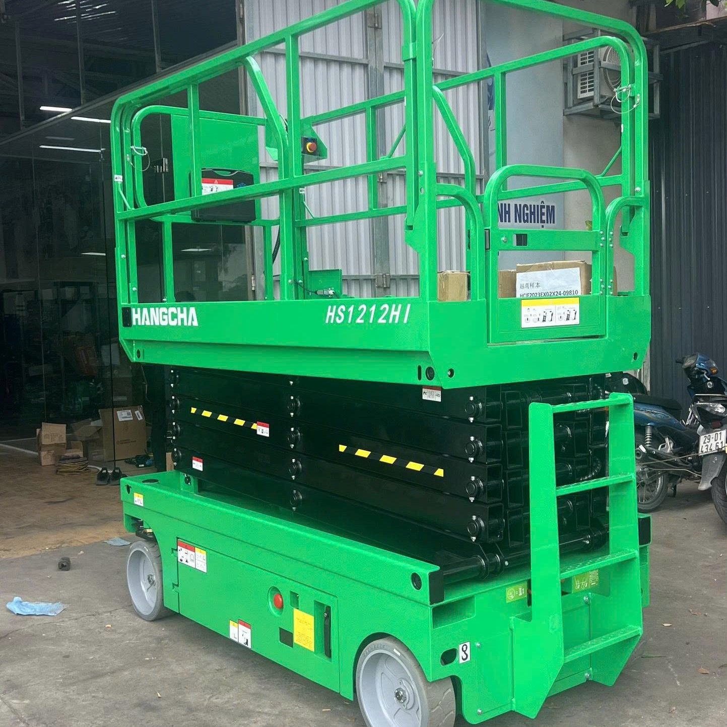  Xe Nâng Người 12m – Giải Pháp Làm Việc Trên Cao Gọn Nhẹ, Tiết Kiệm Chi Phí 