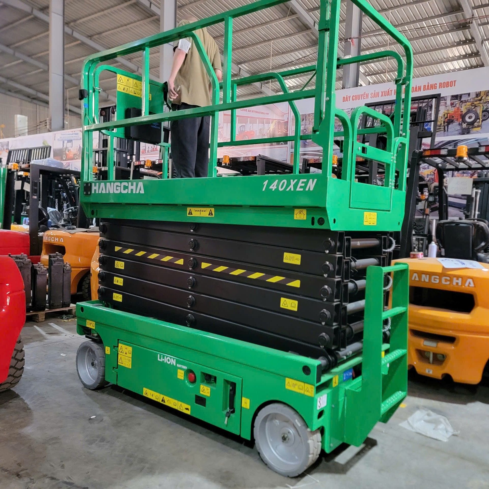  Xe Nâng Người 14m Cắt Kéo Điện Tự Hành – Chính Hãng, Giá Tốt 