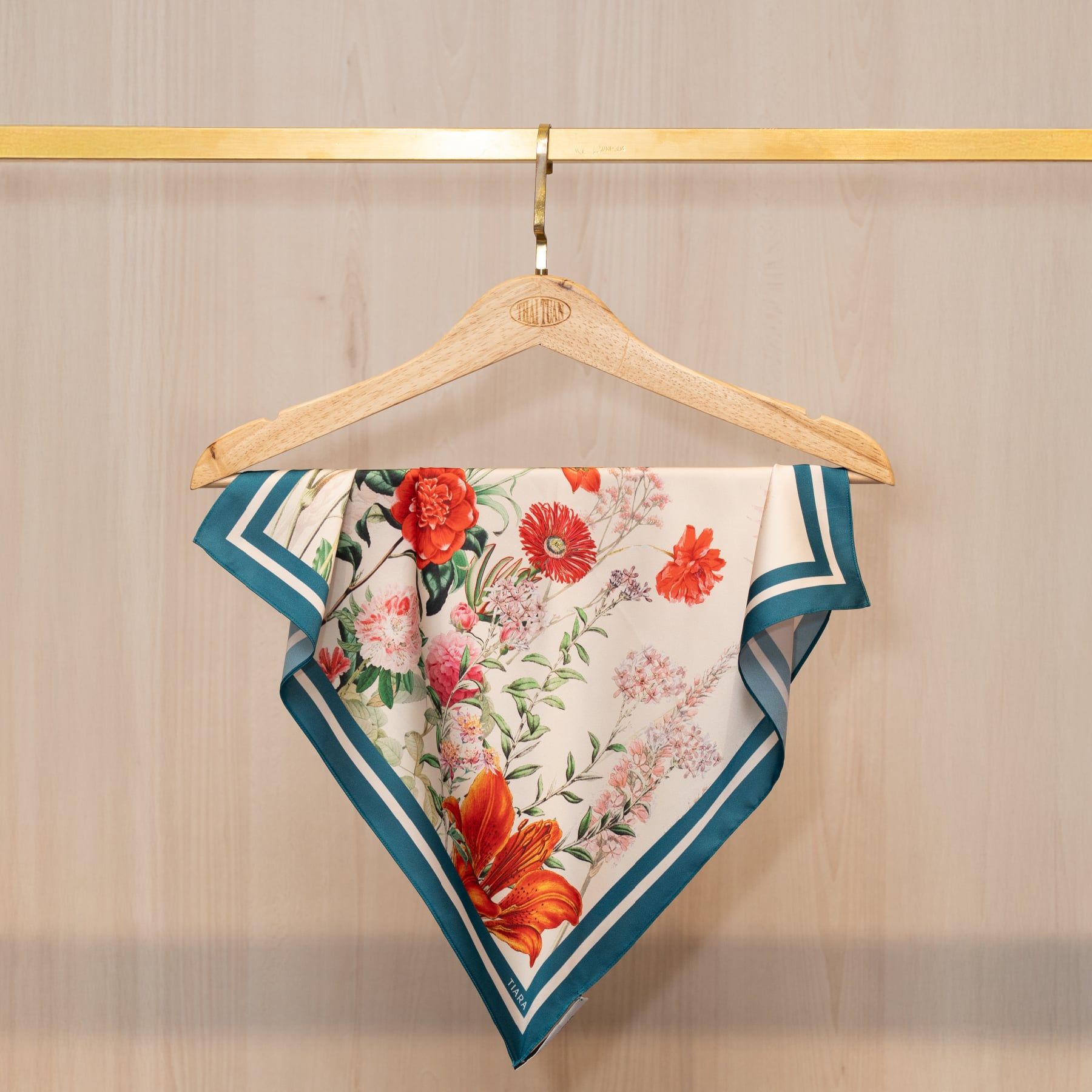 2S66LA45F01B Khăn Choàng Vuông Cao Cấp 1 Lớp 45x45 cm