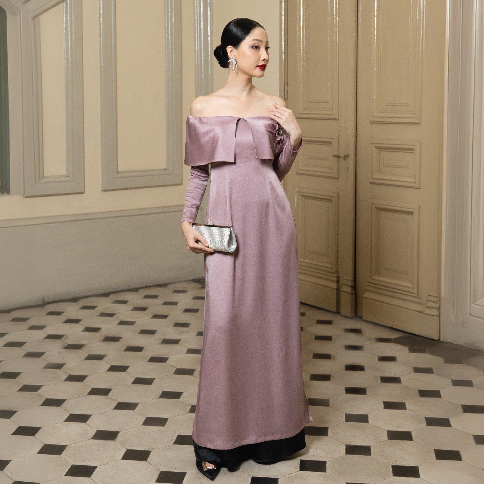 1W95A621 Bộ Áo Dài May Sẵn Trơn Cách Điệu