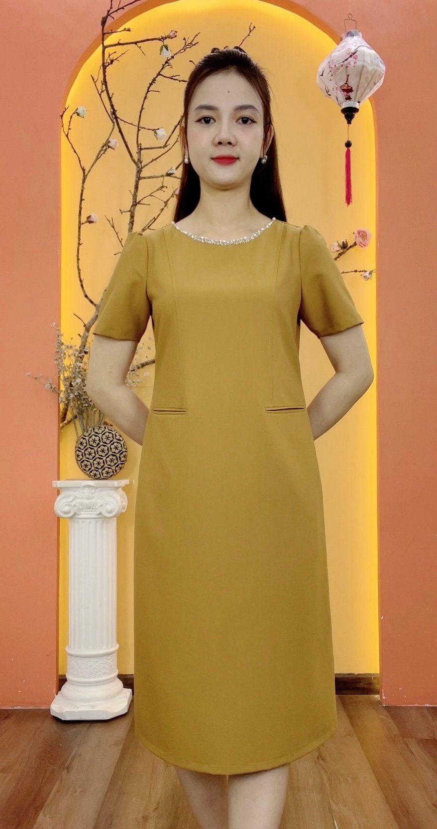 Đầm suông - Cổ tròn kết cườm ngọc tay ngắn - CT - Vàng đồng - TTV1935