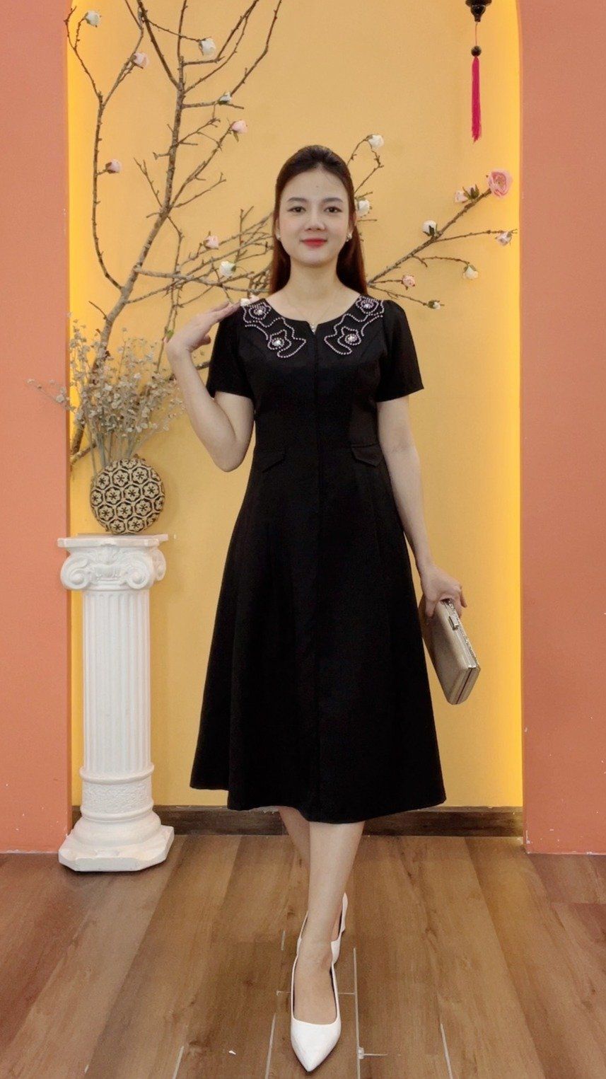 Đầm xòe - Cổ tròn khoét V kết ngọc tay ngắn - AH - Đen - TTV1995