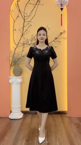 Đầm xòe - Cổ tròn khoét V kết ngọc tay ngắn - AH - Đen - TTV1995