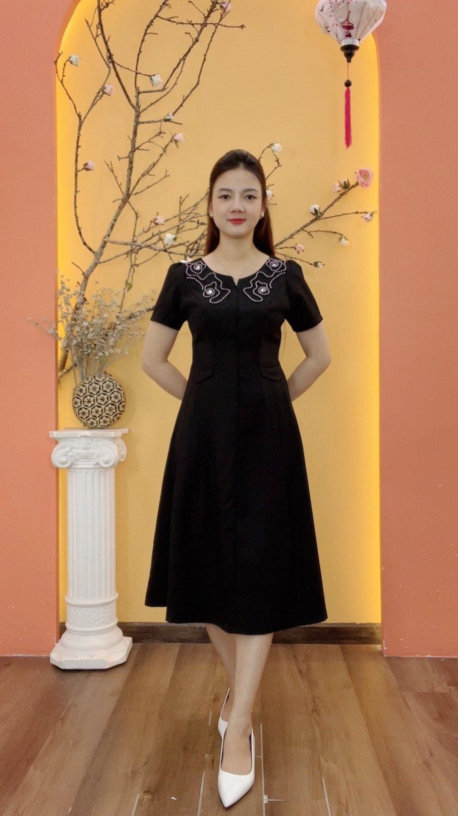 Đầm xòe - Cổ tròn khoét V kết ngọc tay ngắn - AH - Đen - TTV1995