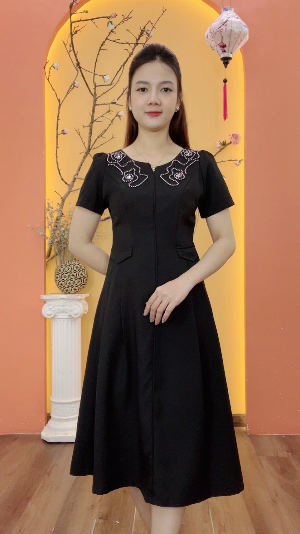 Đầm xòe - Cổ tròn khoét V kết ngọc tay ngắn - AH - Đen - TTV1995