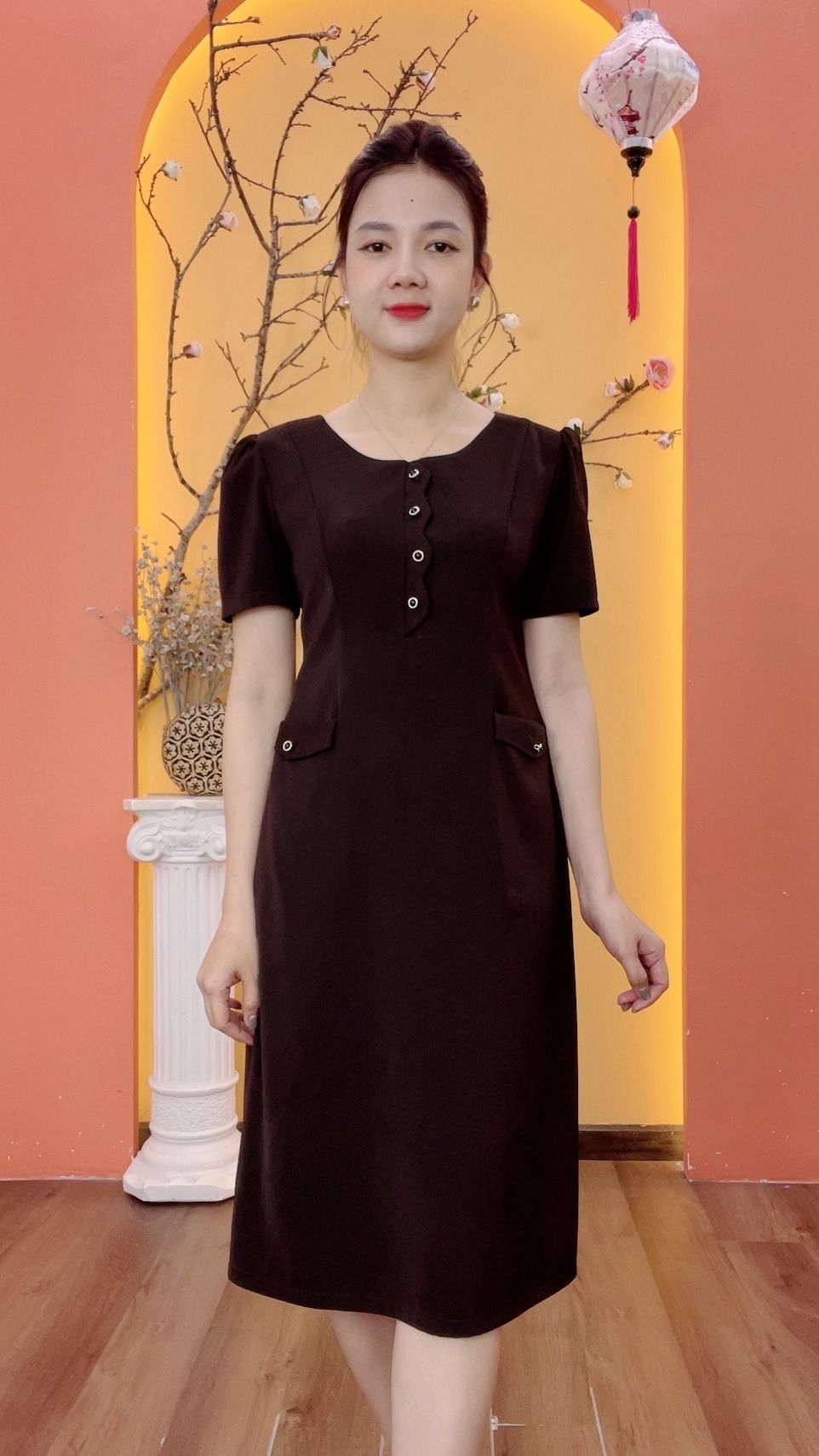 Đầm suông - Cổ tròn kết nút tay ngắn - AH - Nâu đen - TTV1996