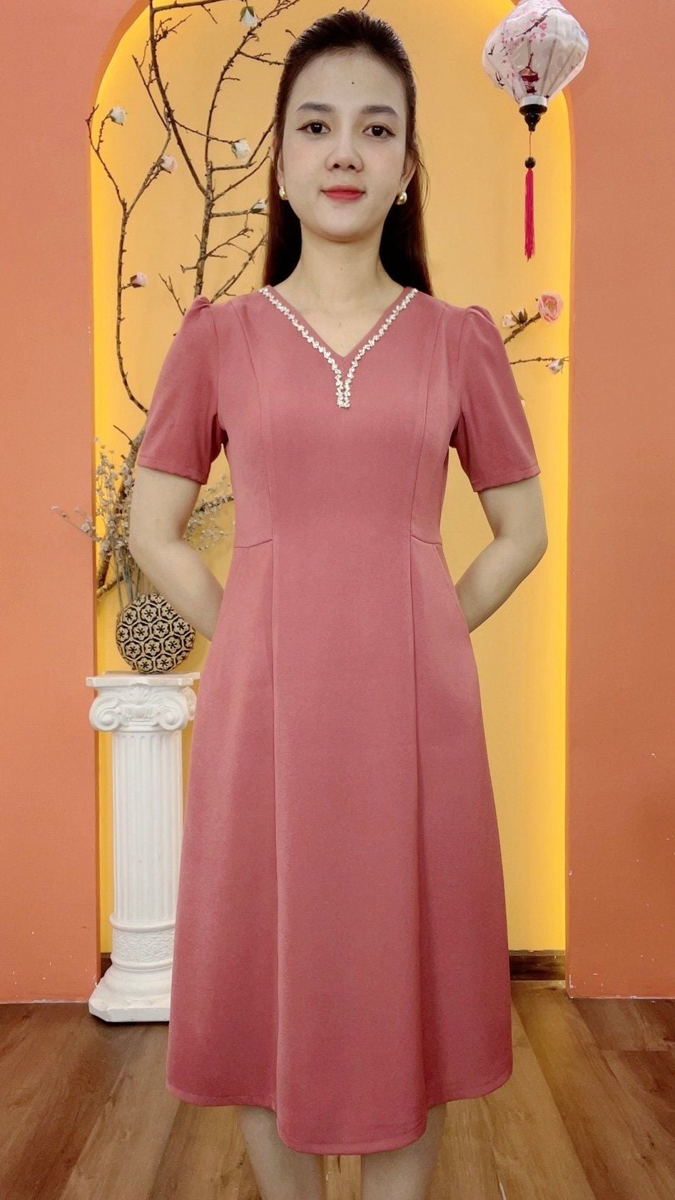 Đầm suông - Cổ tim kết cườm ngọc tay ngắn - CD - Hồng gỗ - TTV1959