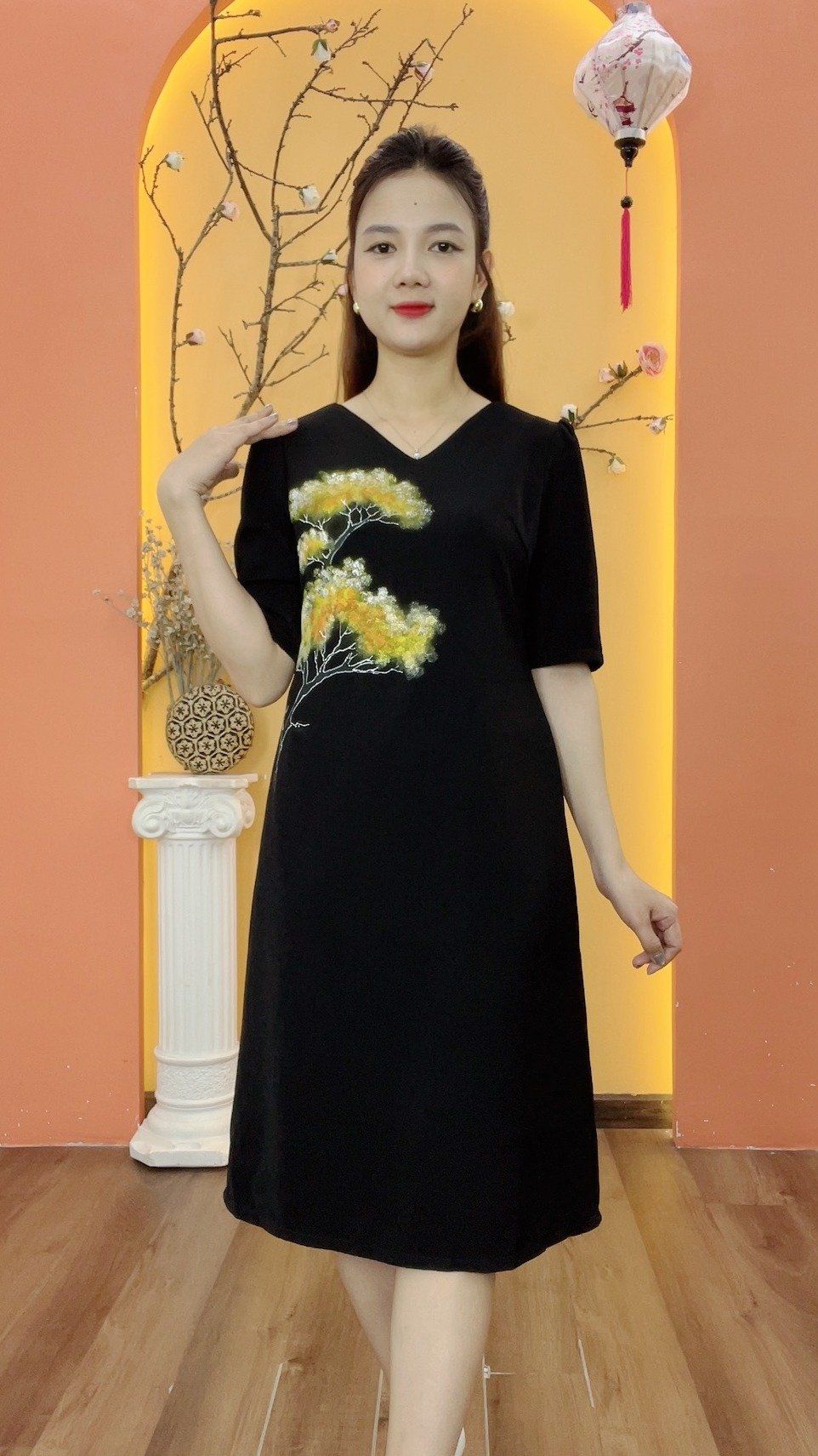 Đầm suông - Cổ tim vẽ hoa tay lỡ - CD - Đen hoa vàng - TTV2000