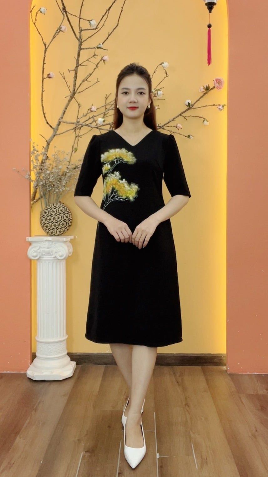 Đầm suông - Cổ tim vẽ hoa tay lỡ - CD - Đen hoa vàng - TTV2000