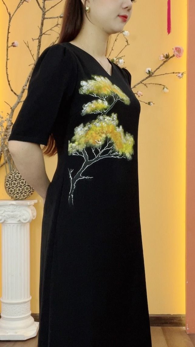 Đầm suông - Cổ tim vẽ hoa tay lỡ - CD - Đen hoa vàng - TTV2000