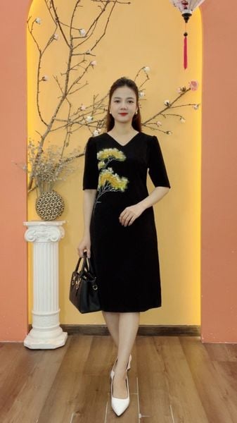 Đầm suông - Cổ tim vẽ hoa tay lỡ - CD - Đen hoa vàng - TTV2000