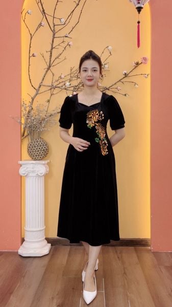 Đầm suông xòe - Cổ vuông tim tay ngắn thêu hoa - CT- Đen - TTV2005