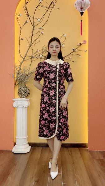 Đầm suông - Cổ sen đứng kết hoa phối nút tay ngắn - Đen hoa hồng - TTV2009