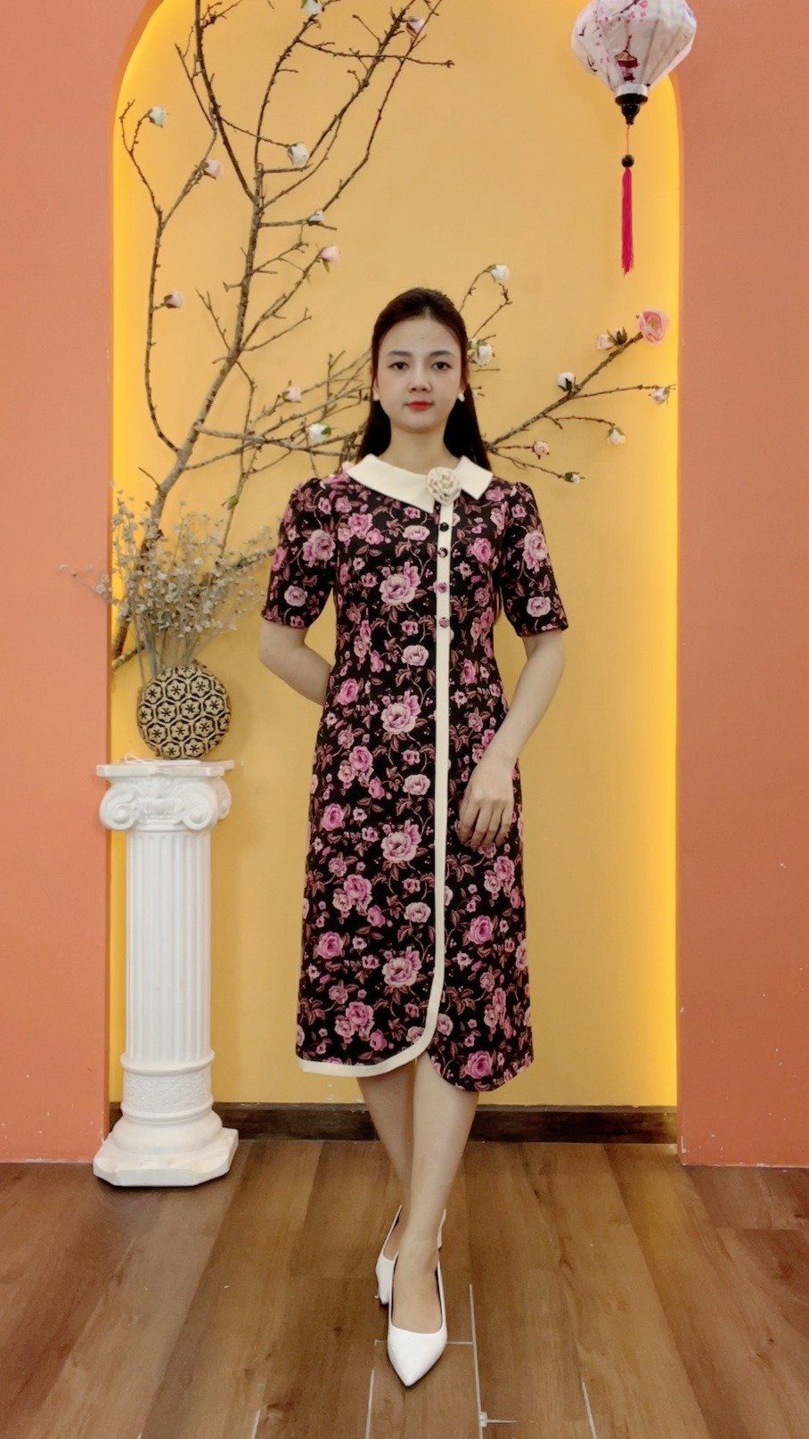 Đầm suông - Cổ sen đứng kết hoa phối nút tay ngắn - Đen hoa hồng - TTV2009