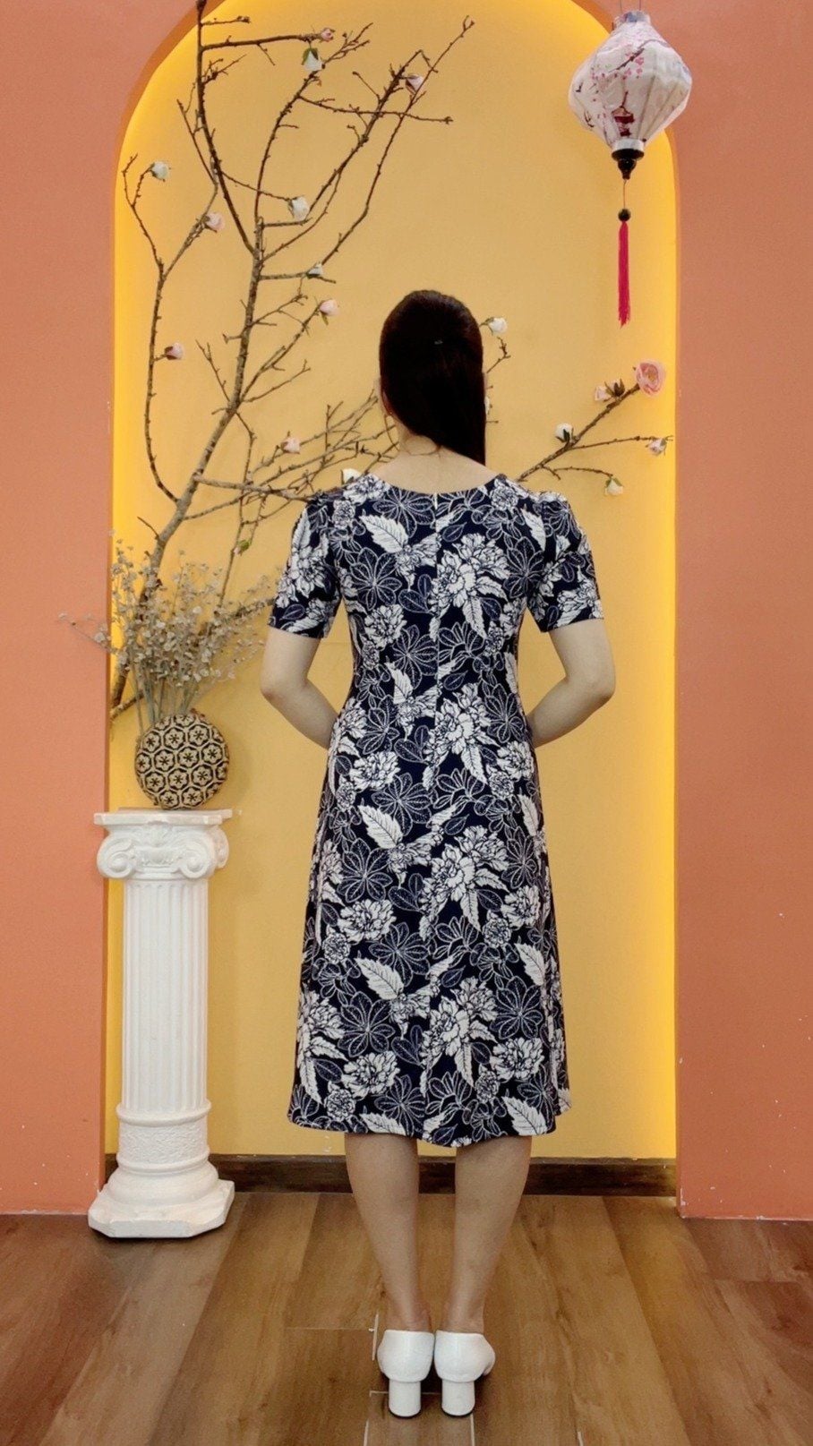 Đầm suông - Cổ tròn khoét V kết nút tay ngắn - CD - Xanh hoa trắng - TTV2011