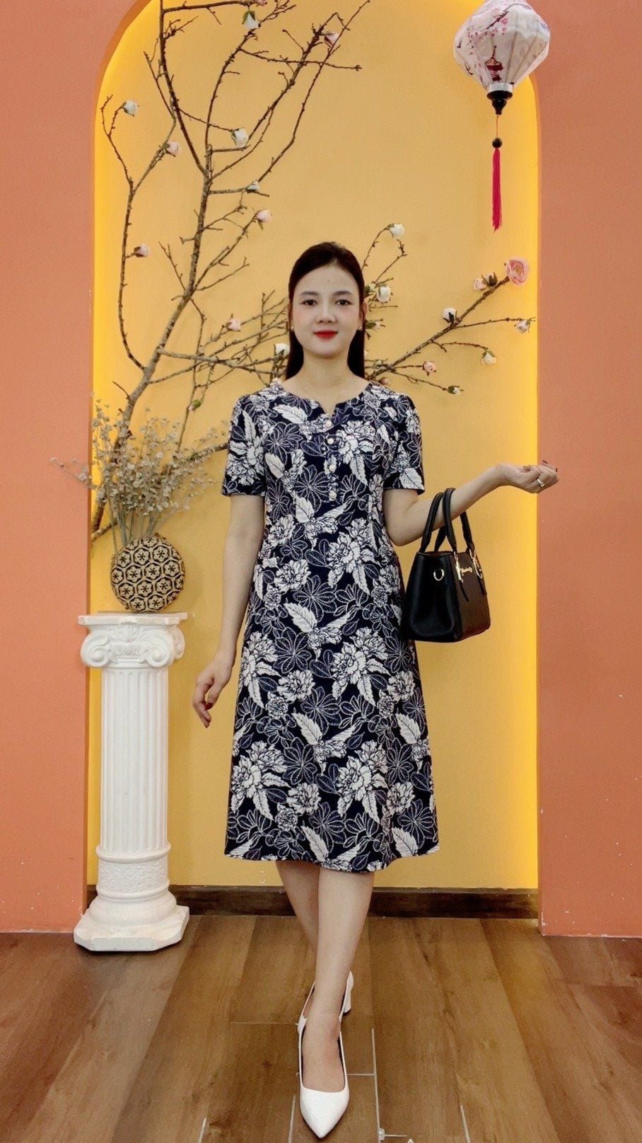 Đầm suông - Cổ tròn khoét V kết nút tay ngắn - CD - Xanh hoa trắng - TTV2011