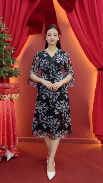 Đầm suông xòe - Cổ tim kết ngọc tay nữ hoàng - CD - Đen hoa xanh - TTV2020