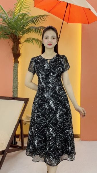 Đầm form A  - Cổ tròn bèo khoét V tay ngắn - CT -Đen hoa trắng - TTV2118