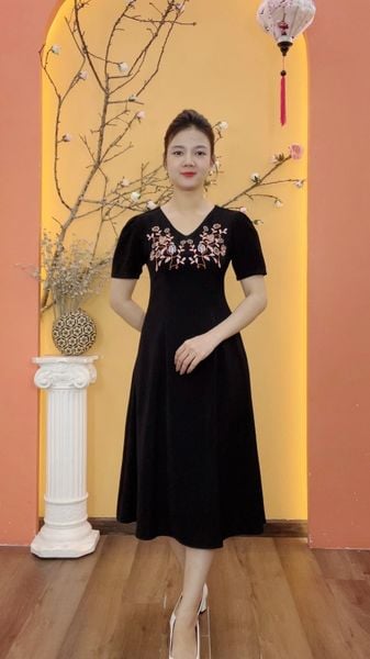 Đầm suông xòe - Cổ tim thêu hoa tay ngắn - CT - Đen - TTV1976