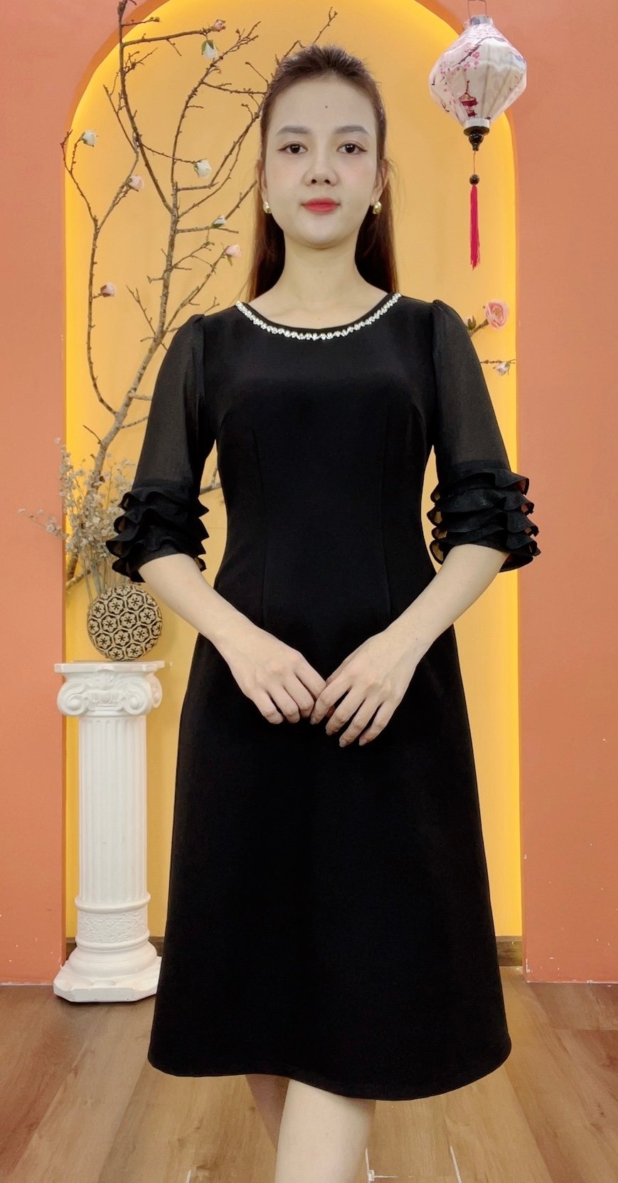 Đầm suông - Cổ tròn đính cườm ngọc tay lỡ - CD - Đen - TTV1932