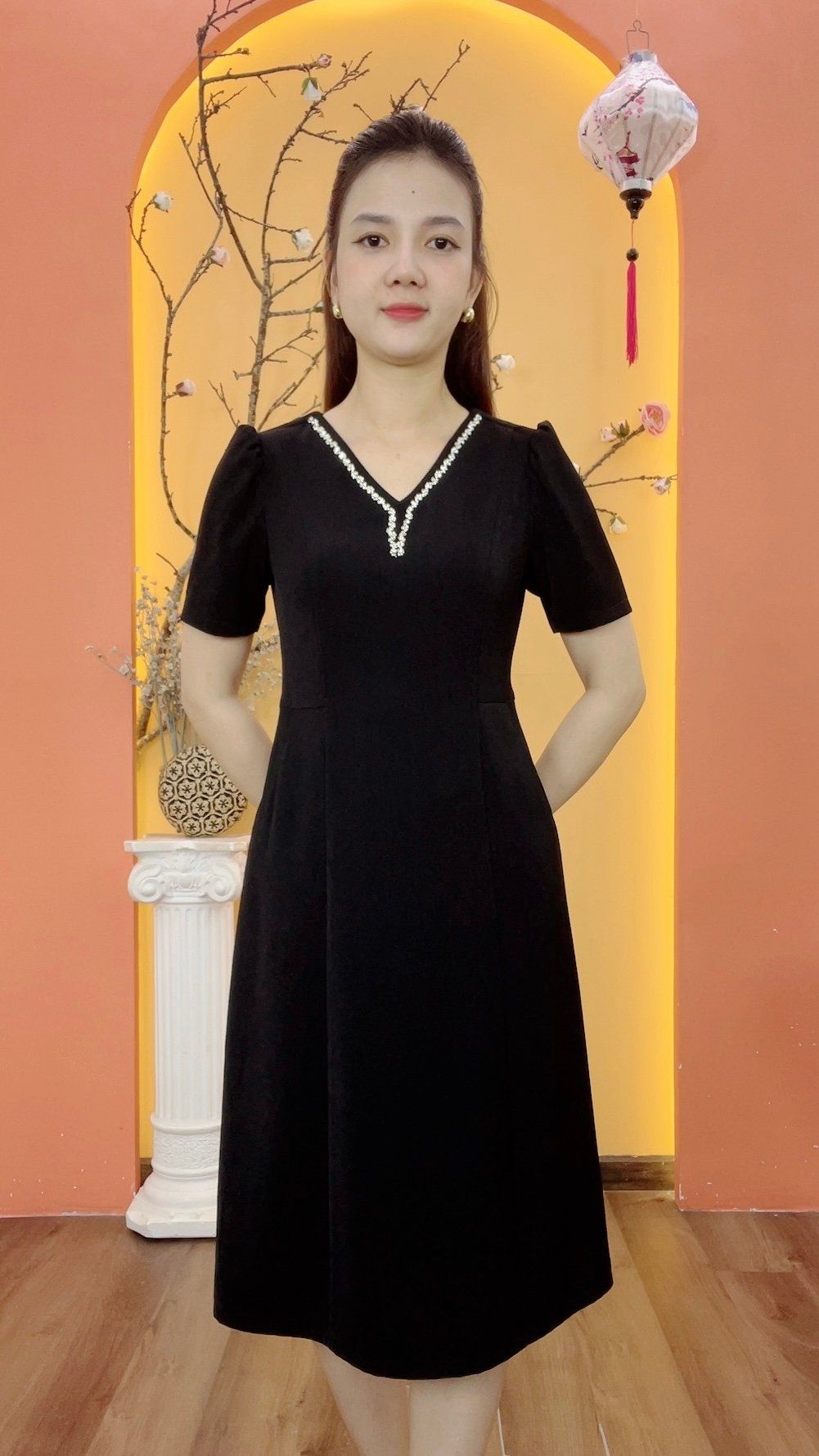 Đầm suông - Cổ tim kết cườm ngọc tay ngắn - CD - Đen - TTV1959