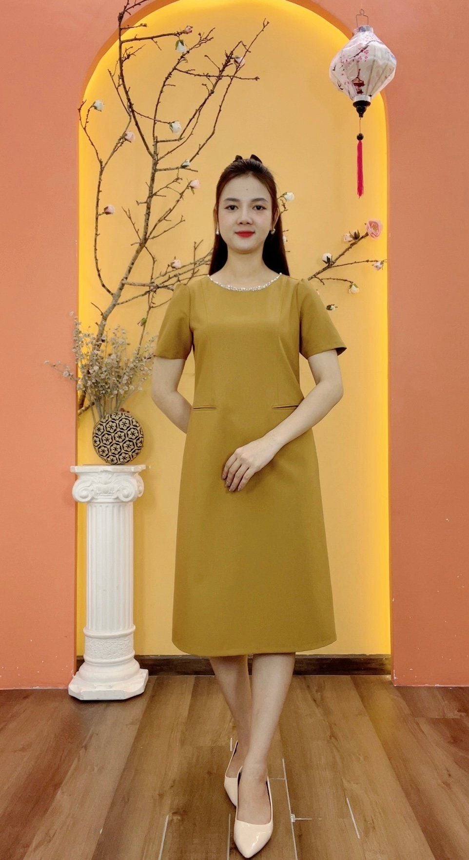 Đầm suông - Cổ tròn kết cườm ngọc tay ngắn - CT - Vàng đồng - TTV1935