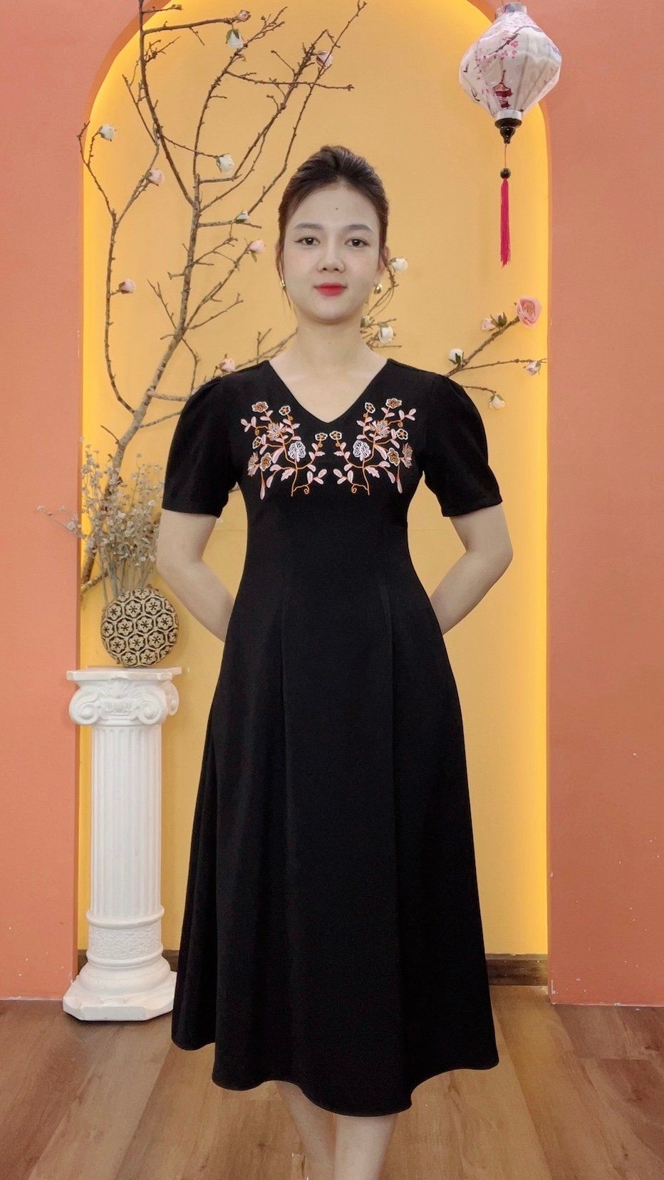 Đầm suông xòe - Cổ tim thêu hoa tay ngắn - CT - Đen - TTV1976