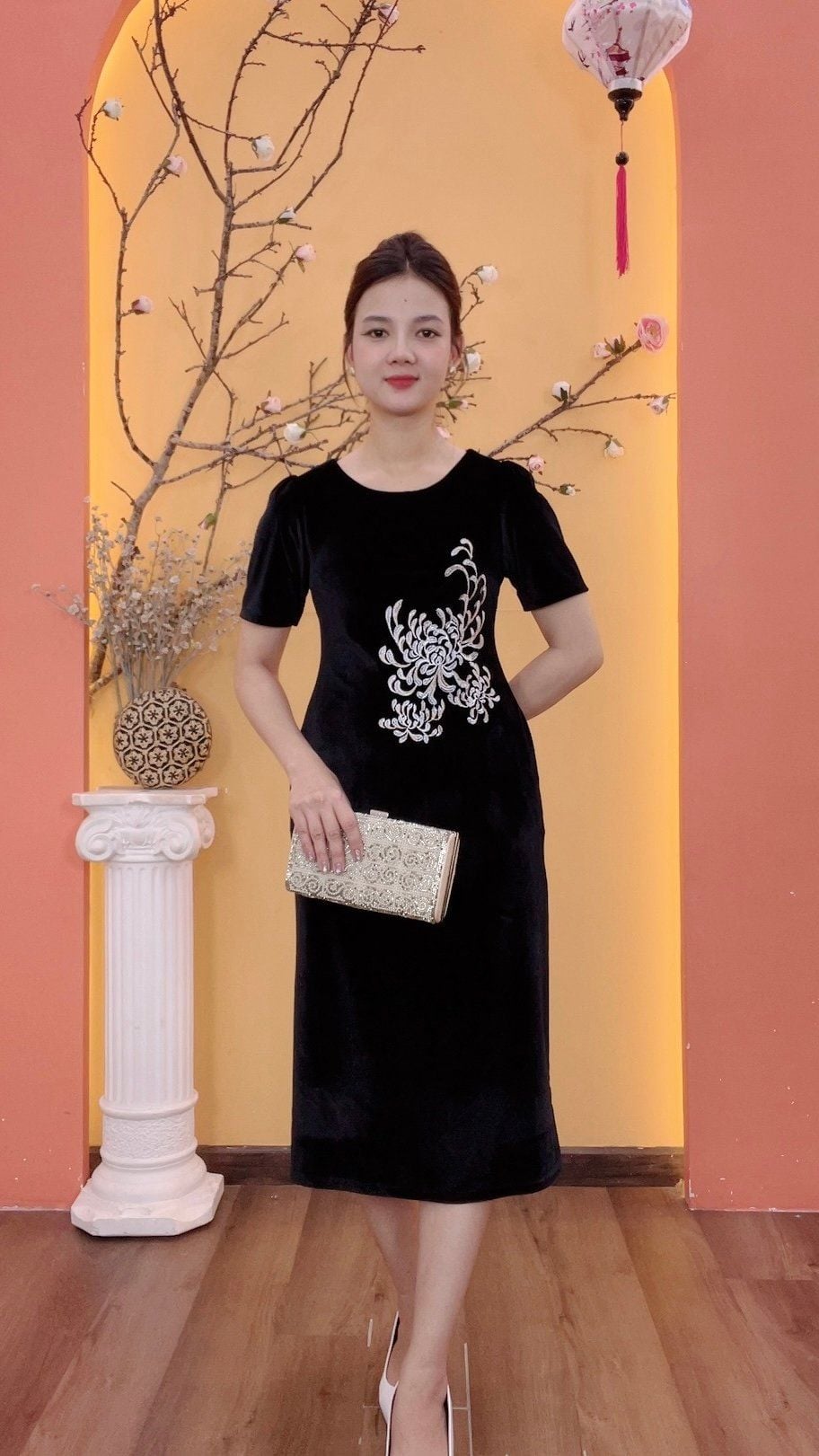 Đầm suông - Cổ tròn tay ngắn thêu hoa - CT - Đen - TTV1969