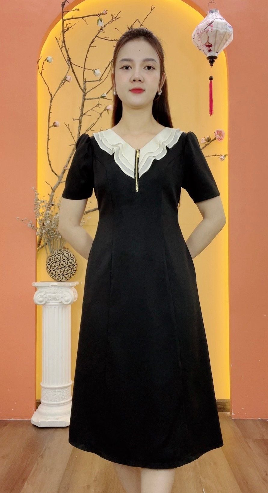 Đầm suông - Cổ tim bèo dây kéo tay ngắn - CV - Đen kem - TTV1929