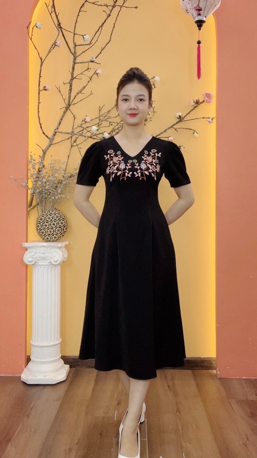 Đầm suông xòe - Cổ tim thêu hoa tay ngắn - CT - Đen - TTV1976