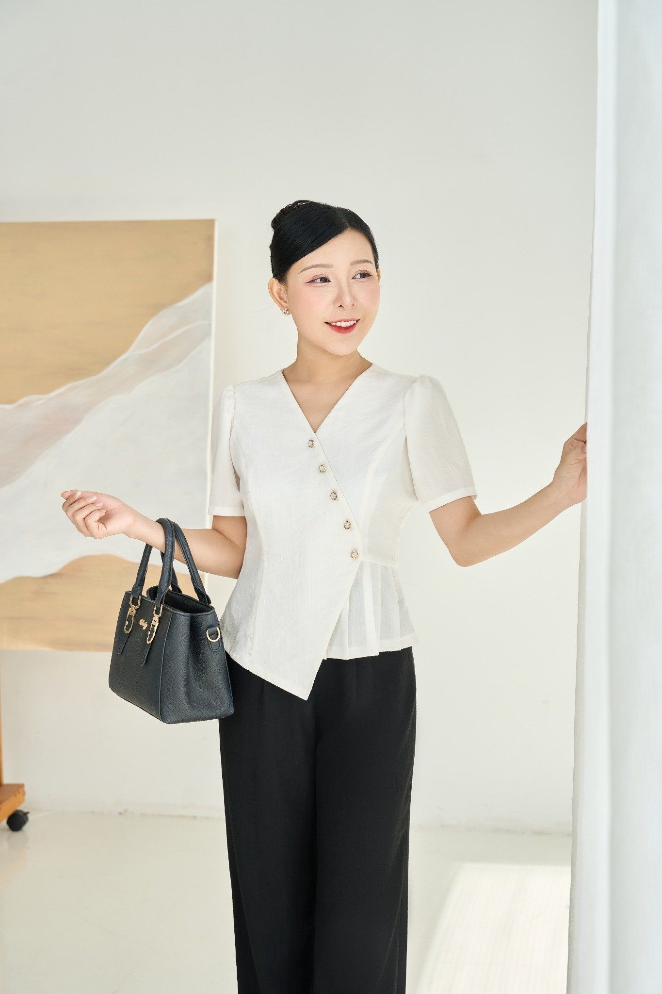 Áo - Cổ tim kết nút tay ngắn - CT - Trắng - TTV1951