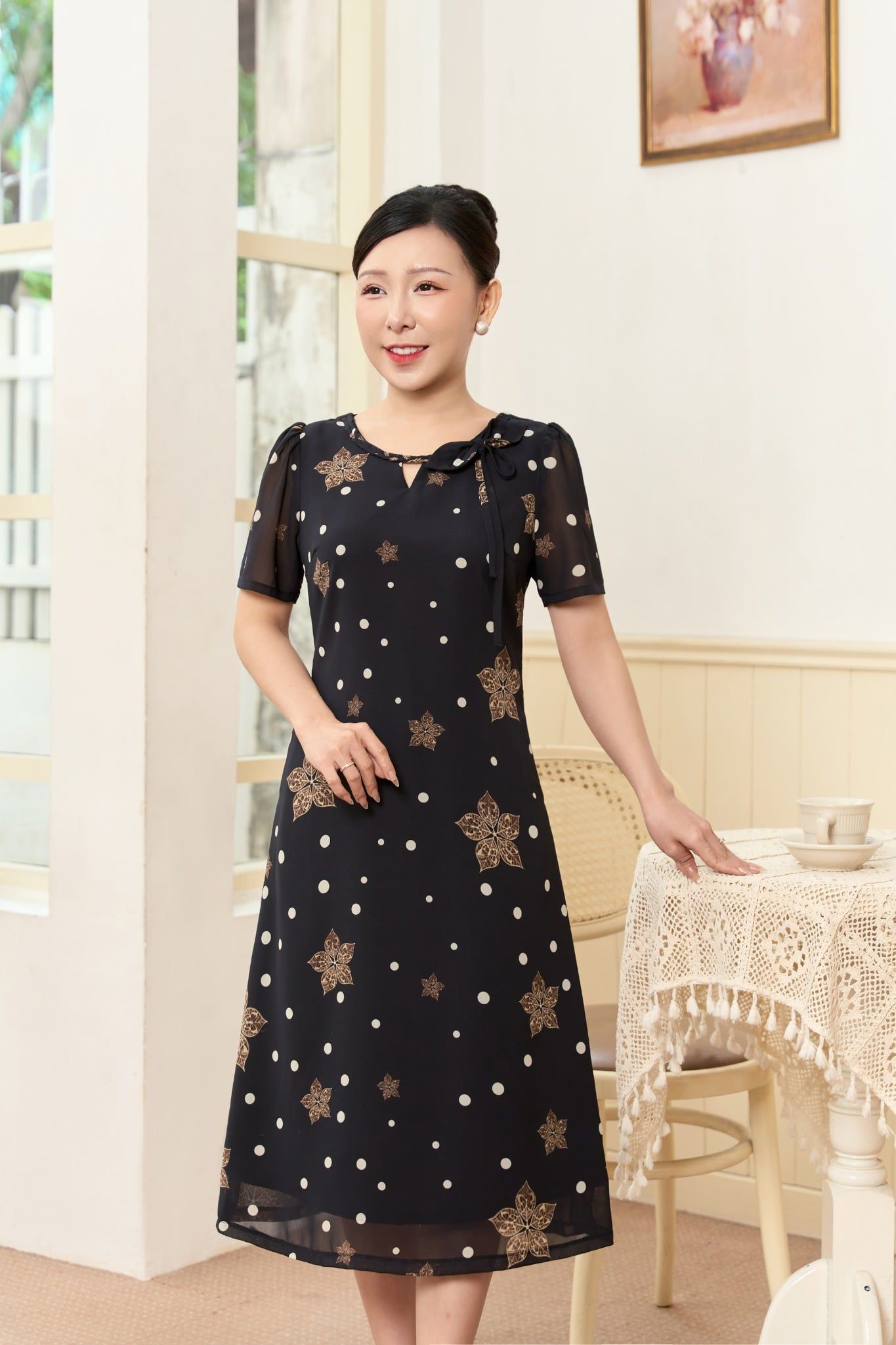 Đầm suông - Cổ tròn nơ khoét V tay ngắn - AH - Đen hoa chấm bi - TTV1923