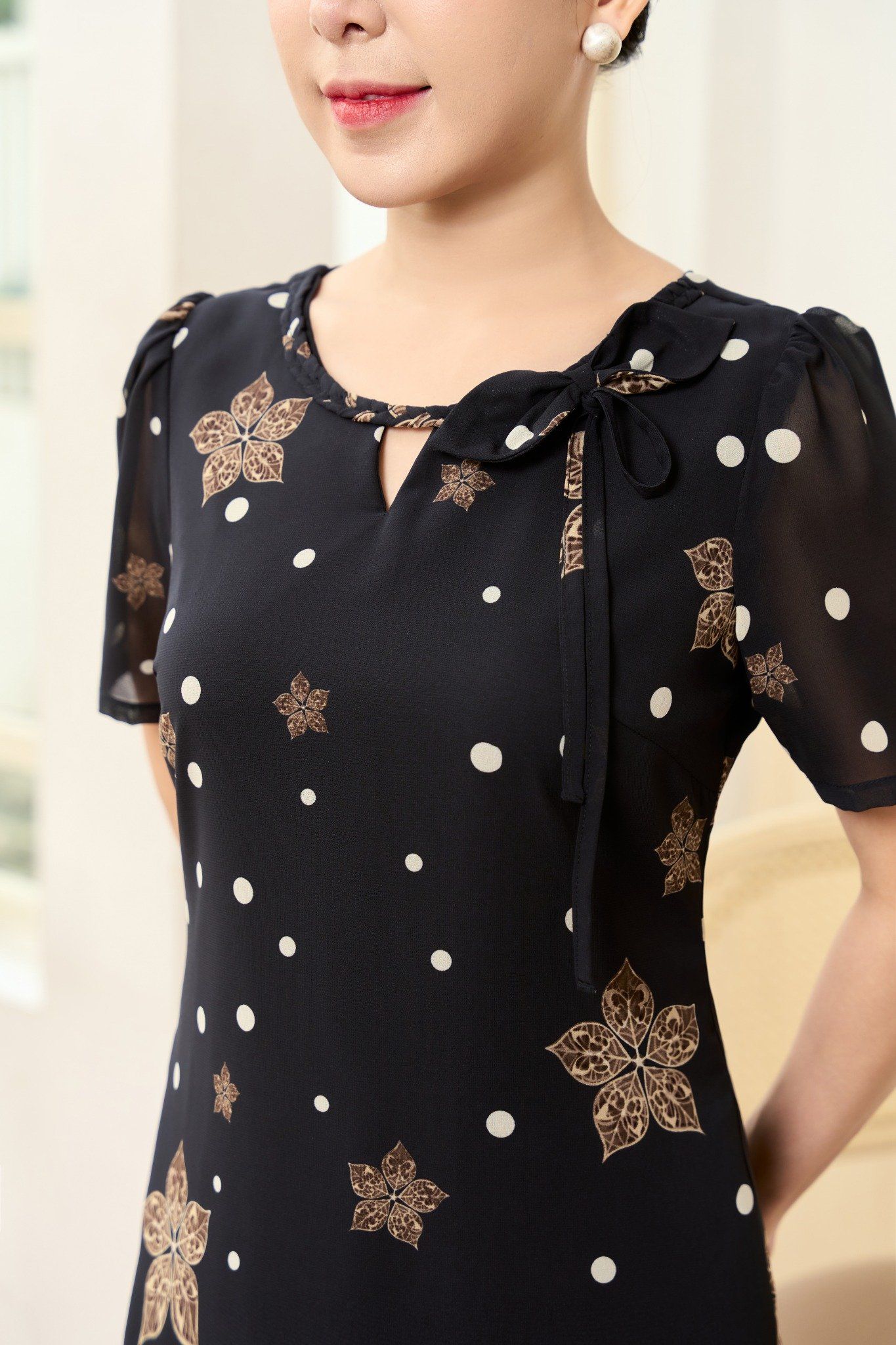 Đầm suông - Cổ tròn nơ khoét V tay ngắn - AH - Đen hoa chấm bi - TTV1923