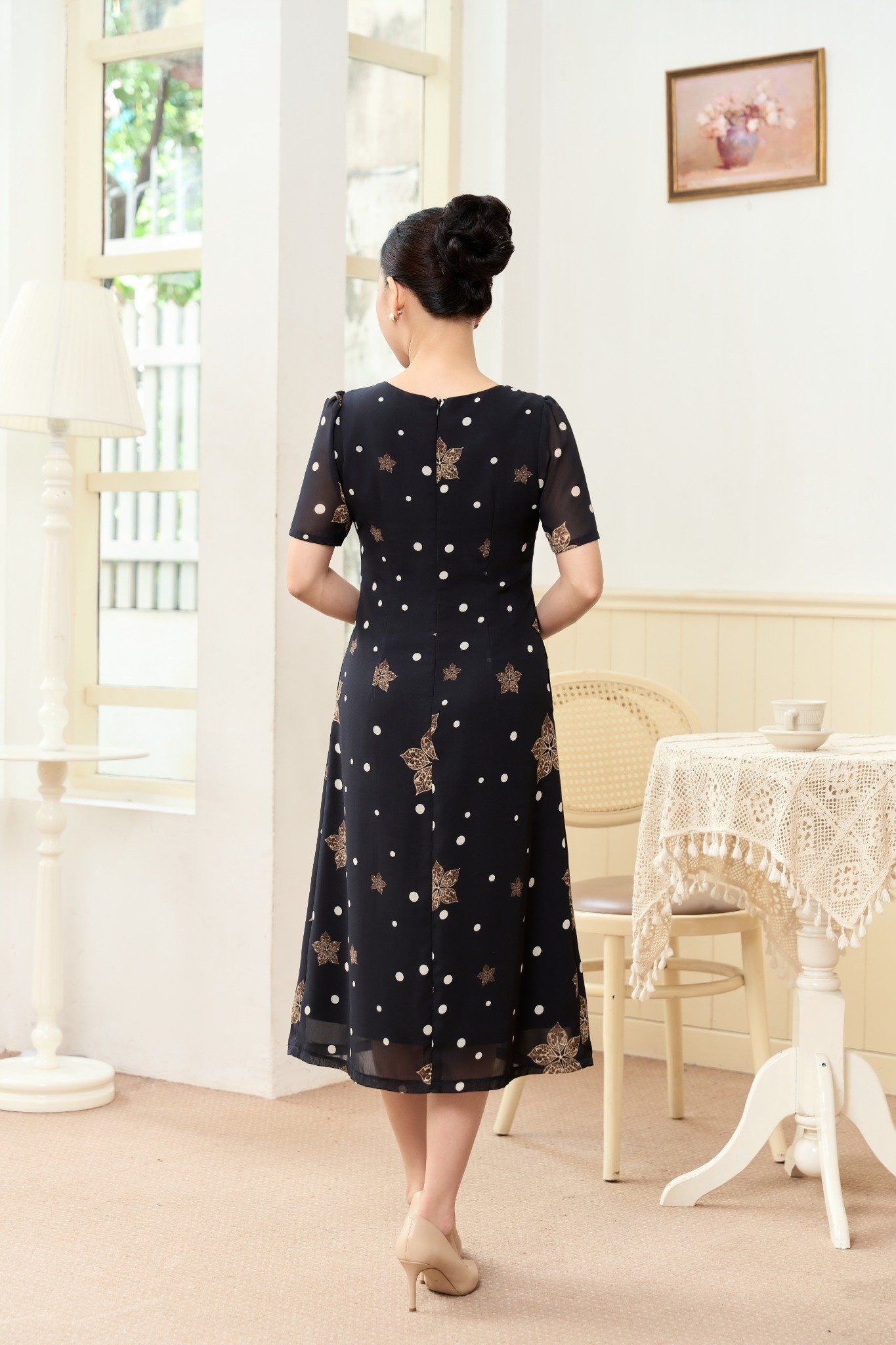 Đầm suông - Cổ tròn nơ khoét V tay ngắn - AH - Đen hoa chấm bi - TTV1923