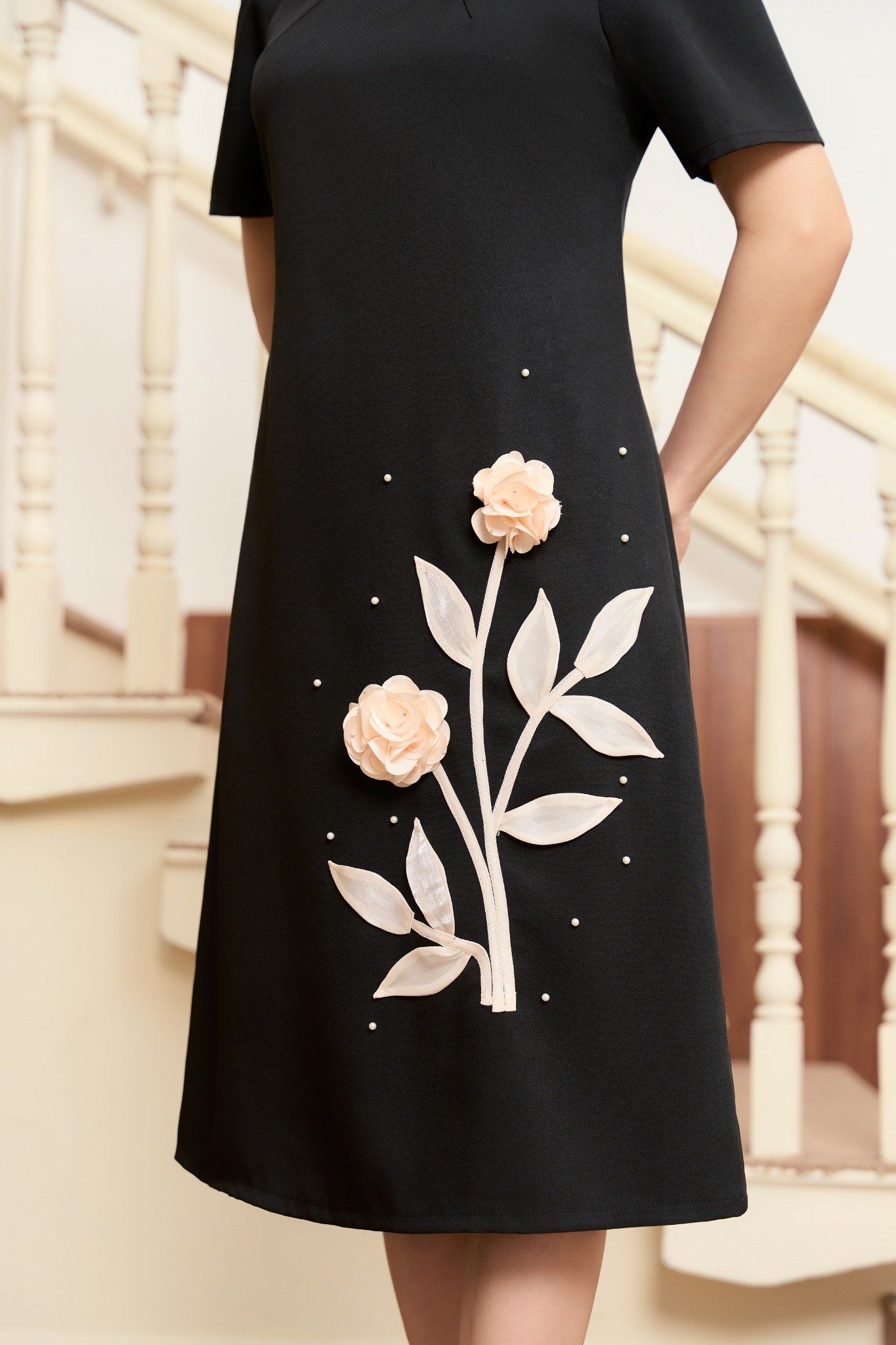 Đầm suông - Cổ tròn giọt nước kết hoa đính ngọc tay ngắn - CD - Đen - TTV1915