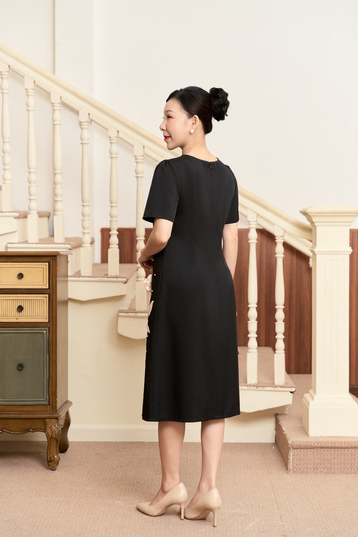 Đầm suông - Cổ tròn giọt nước kết hoa đính ngọc tay ngắn - CD - Đen - TTV1915