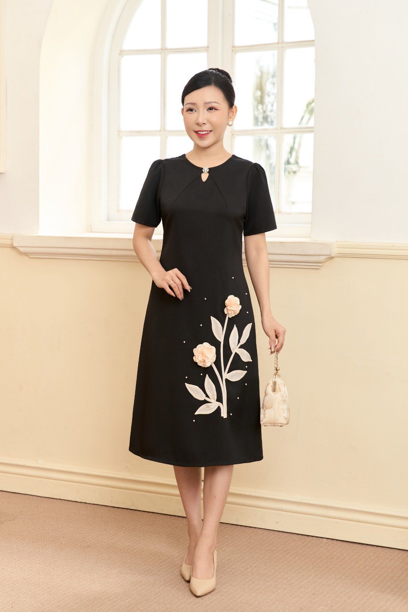 Đầm suông - Cổ tròn giọt nước kết hoa đính ngọc tay ngắn - CD - Đen - TTV1915