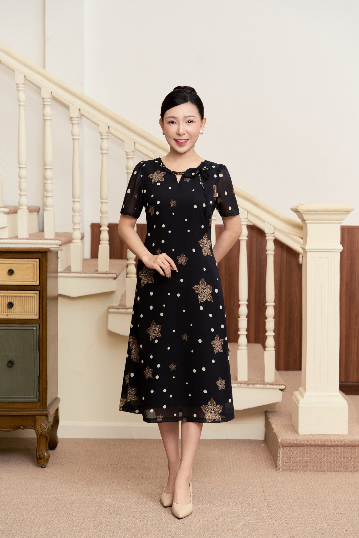 Đầm suông - Cổ tròn nơ khoét V tay ngắn - AH - Đen hoa chấm bi - TTV1923