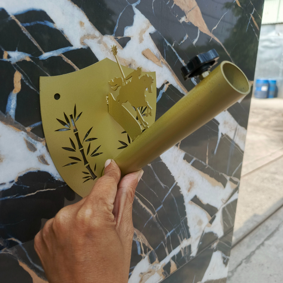 Giá cắm cờ mẫu 2026 cắt CNC họa tiết cây tre & anh hùng thánh gióng truyền thống dân tộc ta