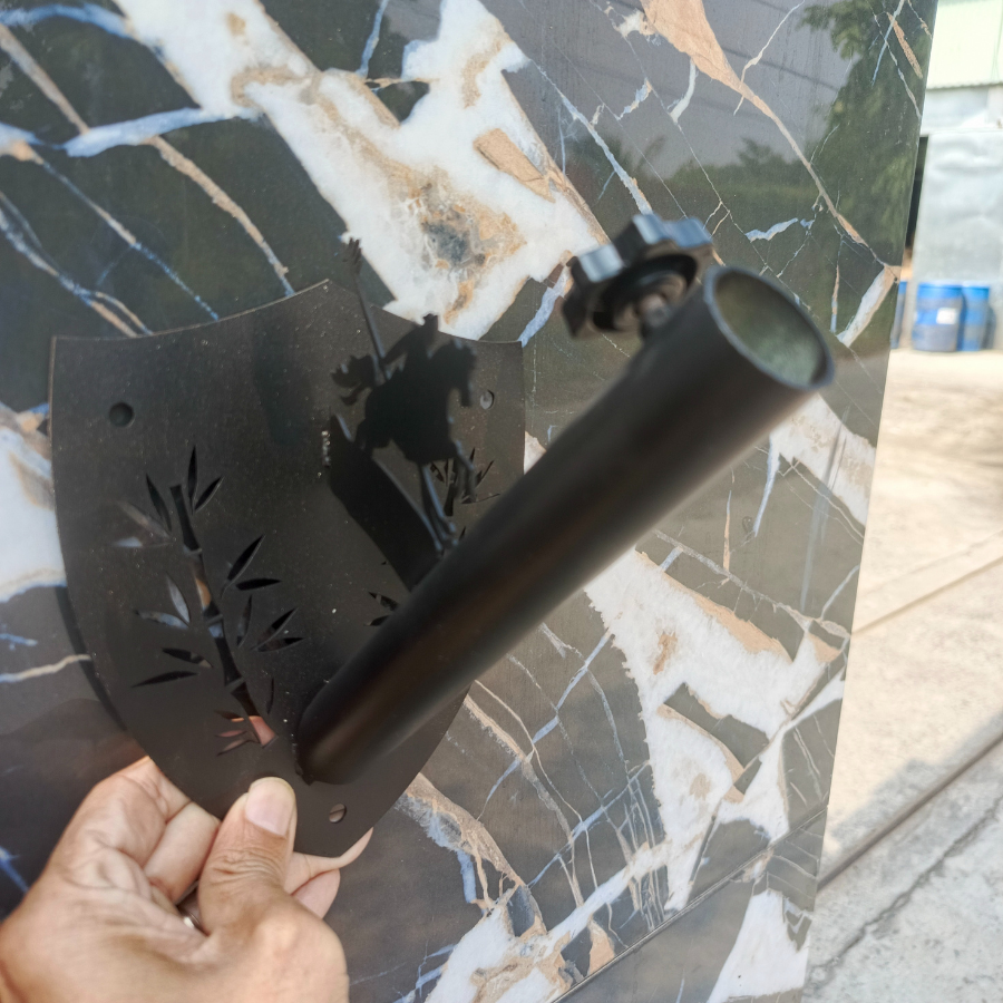 Giá cắm cờ mẫu 2026 cắt CNC họa tiết cây tre & anh hùng thánh gióng truyền thống dân tộc ta