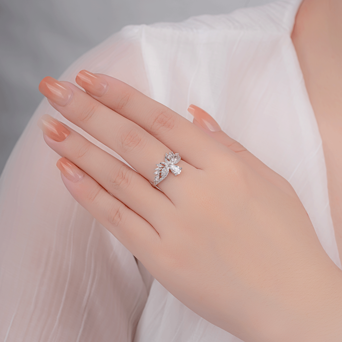 Nhẫn nữ đính đá CZ vàng 18K Swanies